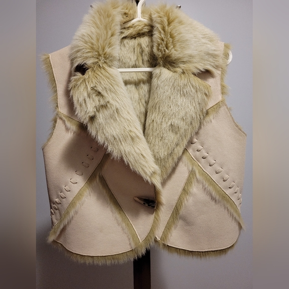 REVERSIBLE FAUX FUR SUEDE VEST - Picture 2 of 10